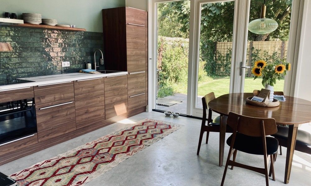Moderne keuken in vakantiehuis Paal 234, De Koog, Texel, met uitzicht op de tuin.