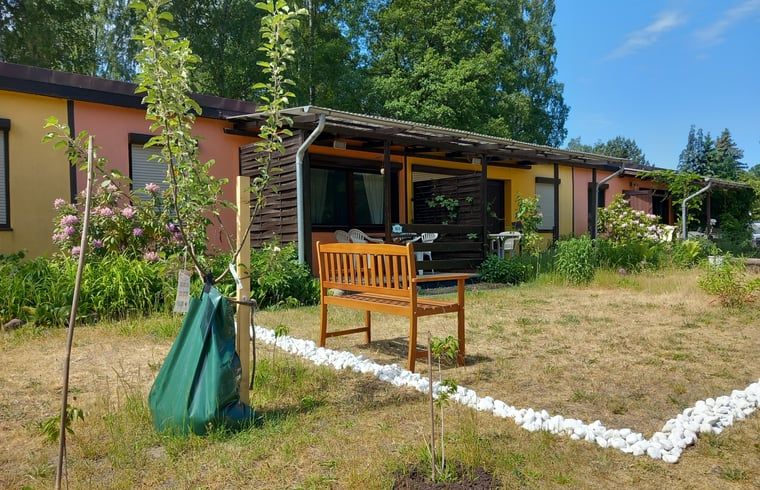 Vakantiehuis in Joachimsthal met zonnige veranda in Berlijn/Brandenburg, Duitsland, omringd door groene natuur.
