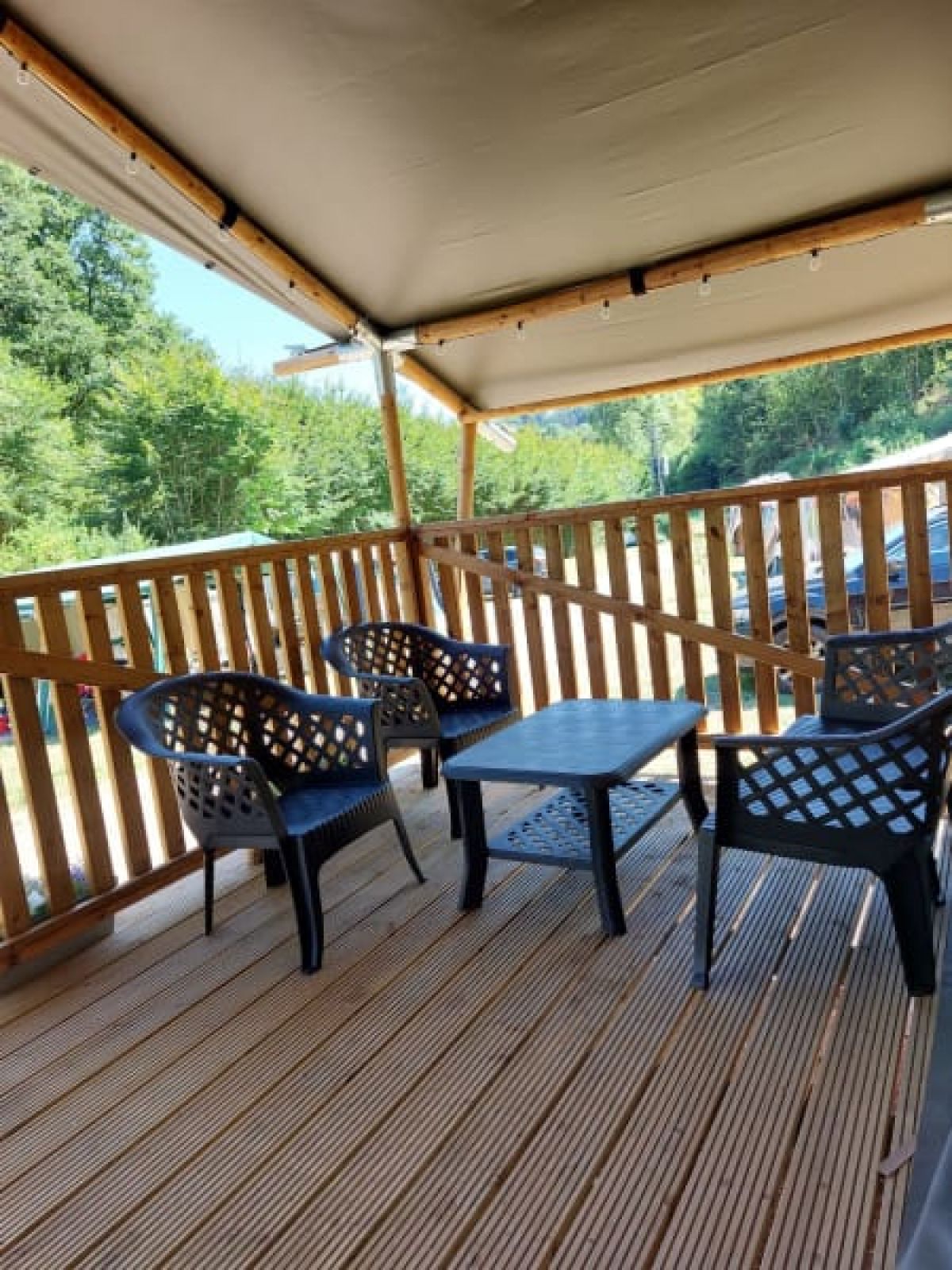 Geniet van het terras van de Safaritent met sanitair in Utscheid, Rijnland-Palts, Duitsland, omgeven door groene natuur.