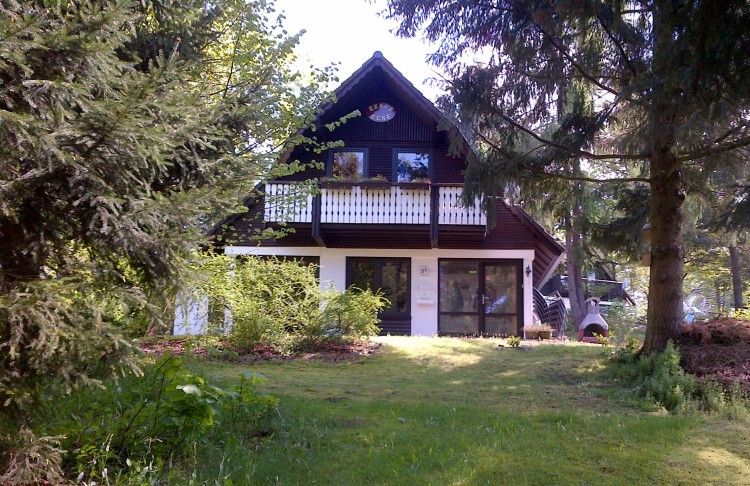 Ekkie's Ecke vakantiehuis in het groene Frankenau, Hessen, omringd door natuur.
