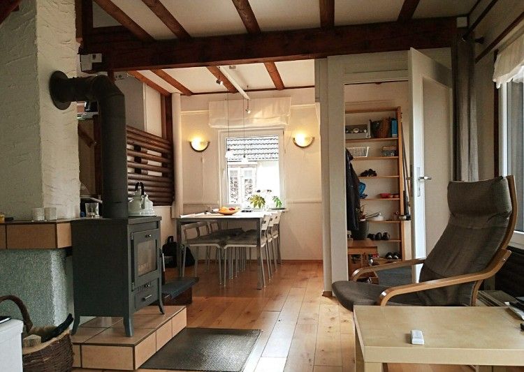 Gezellige woonkamer in Ekkie's Ecke vakantiehuis, Frankenau, Hessen, met houten interieur en comfortabele stoelen.