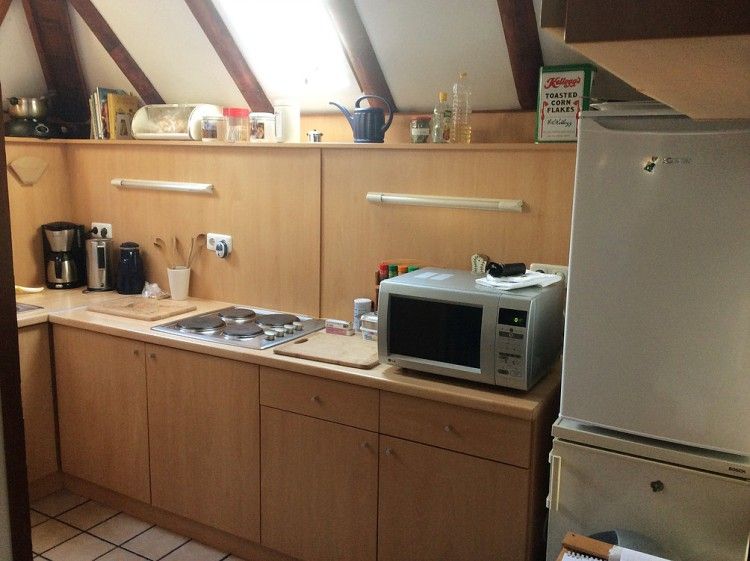Gezellige keuken in vakantiehuis Ekkie's Ecke, gelegen in het schilderachtige Frankenau, Hessen, Duitsland.