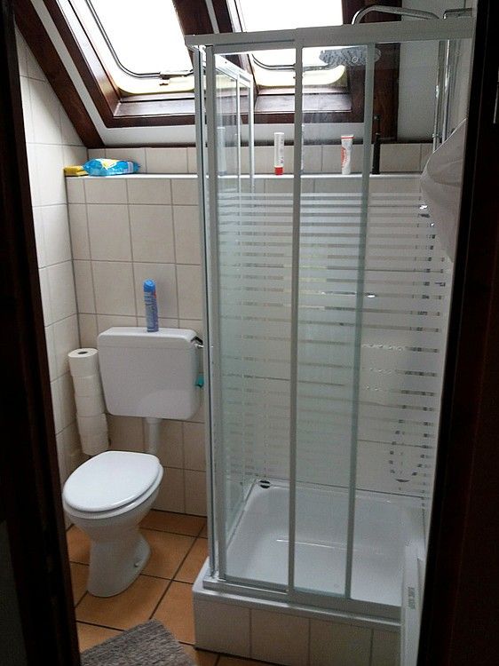Moderne badkamer in vakantiehuis Ekkie's Ecke in Frankenau, Hessen, Duitsland met douche en dakraam.