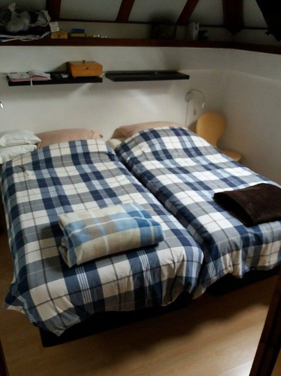 Gezellige slaapkamer in vakantiehuis Ekkie's Ecke, Frankenau, Hessen, met comfortabele bedden en warme sfeer.