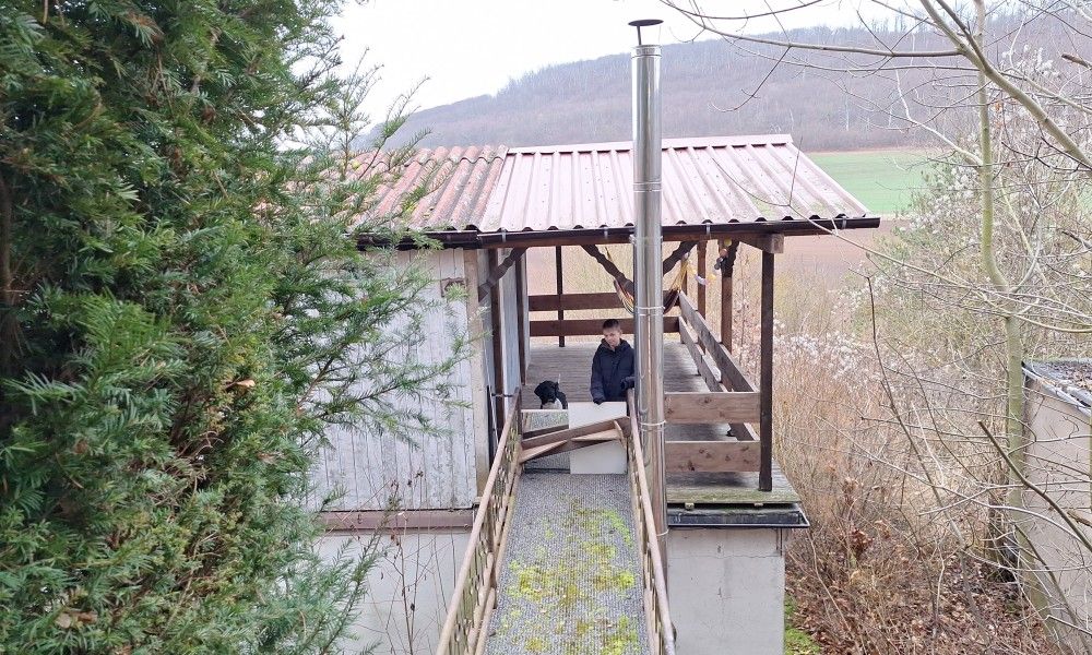 Geniet van het rustieke terras van vakantiehuis Seega in het schilderachtige Kyffhauserland, Thringen, Duitsland.