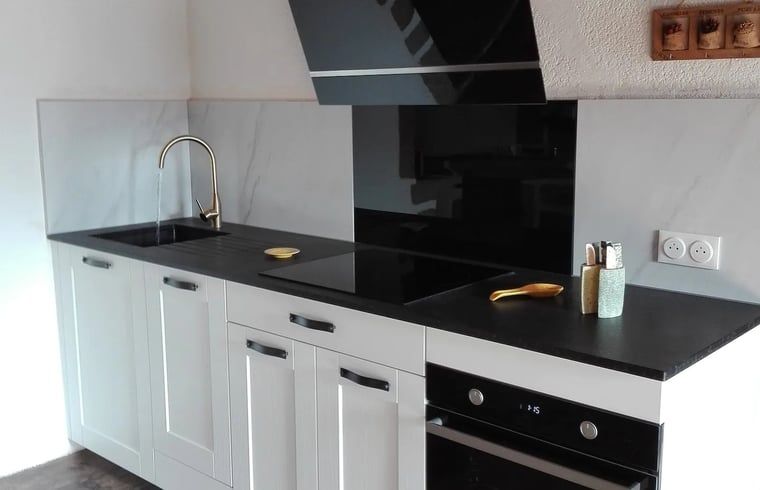 Moderne keuken in Vakantiehuisje in Leucamp, Auvergne, Frankrijk, met stijlvolle apparatuur en elegant ontwerp.