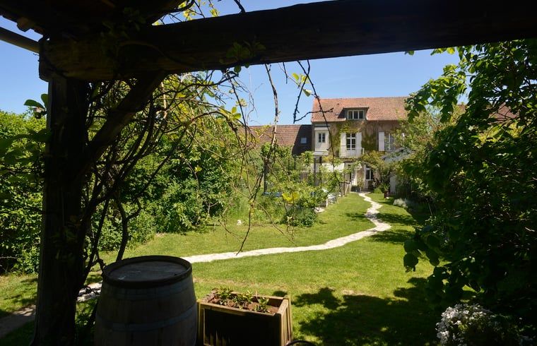 Gezellige woonkamer in Vakantiehuis in Lucenay l'Eveque, Bourgondie, met knusse zithoek en sfeervolle open haard.
