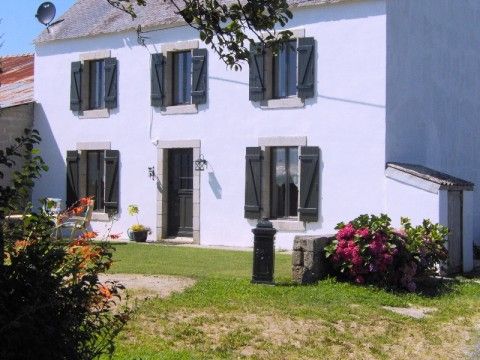 Ti Cos Kaourintine vakantiehuis in Briec de l'Odet, Bretagne, met charmante gevel en weelderige tuin.