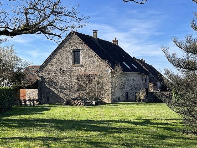 La Vallade vakantiehuis in Le Bourg-d'Hem, Limousin, omringd door groene natuur en rustieke charme.