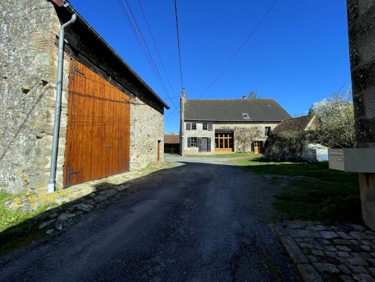 La Vallade vakantiehuis in Le Bourg-d'Hem, Limousin, biedt een rustieke omgeving met prachtige natuur en authentieke charme.
