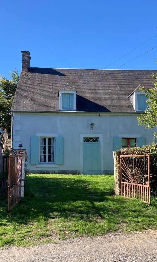 Charmant vakantiehuis Maison Blanche in Ids-Saint-Roch, Centre, Frankrijk met rustieke uitstraling en groene omgeving.