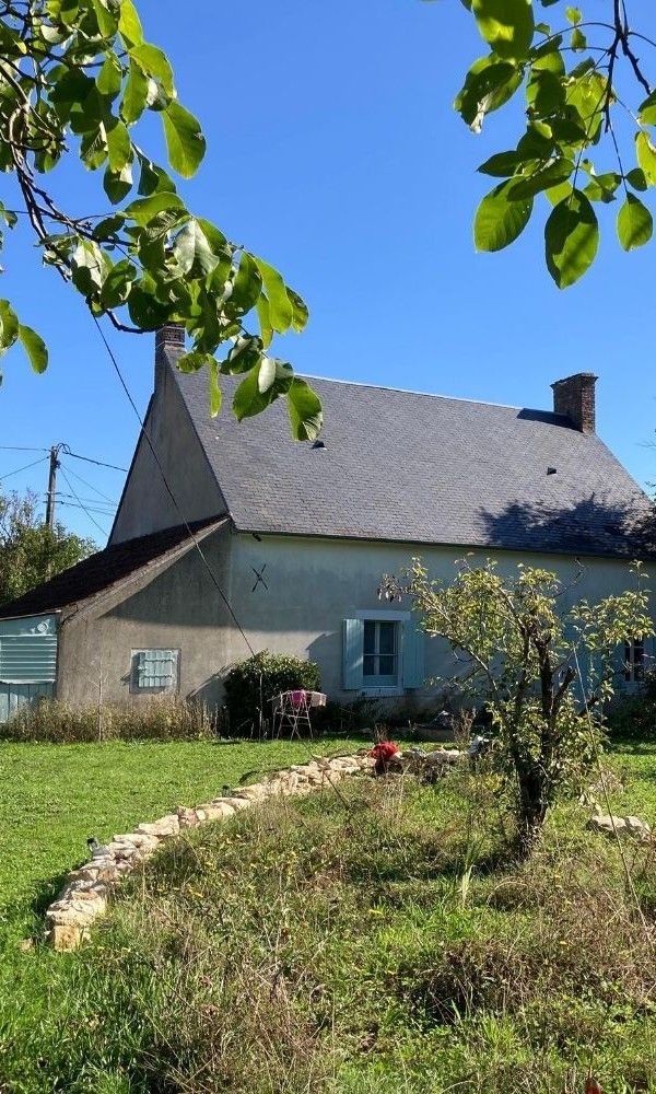 Maison Blanche, een charmant vakantiehuis in Ids-Saint-Roch, Centre, Frankrijk, met een weelderige tuin en rustieke uitstraling.