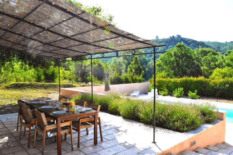 Ontspan op het terras van Villa Mouillieres in Allemagne-en-Provence, vakantiehuis met zwembad, omgeven door groene natuur.