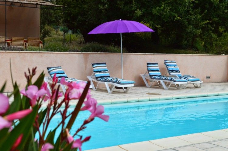 Ontspan bij het zwembad van Villa Mouillieres, een vakantiehuis in Allemagne-en-Provence, Provence met comfortabele ligstoelen.
