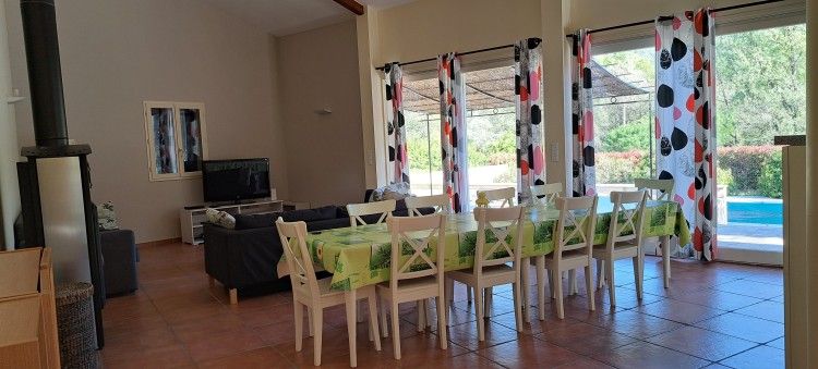 Ruime woonkamer van Villa Mouillieres, vakantiehuis in Allemagne-en-Provence, met uitzicht op het zwembad en de groene omgeving.