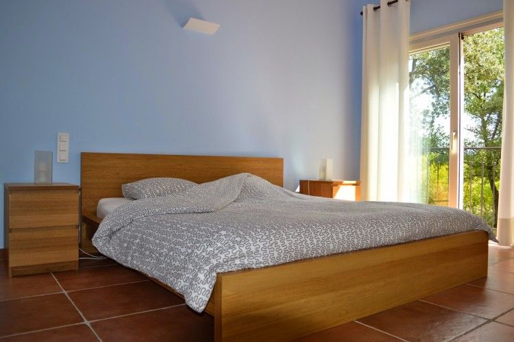 Ontspan in de ruime slaapkamer van Villa Mouillieres in Allemagne-en-Provence, een charmant vakantiehuis in de Provence, Frankrijk.