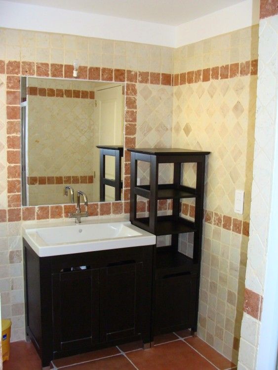 Gezellige slaapkamer in Villa Mouillieres, een vakantiehuis in Allemagne-en-Provence, Frankrijk, met uitzicht op de serene omgeving.