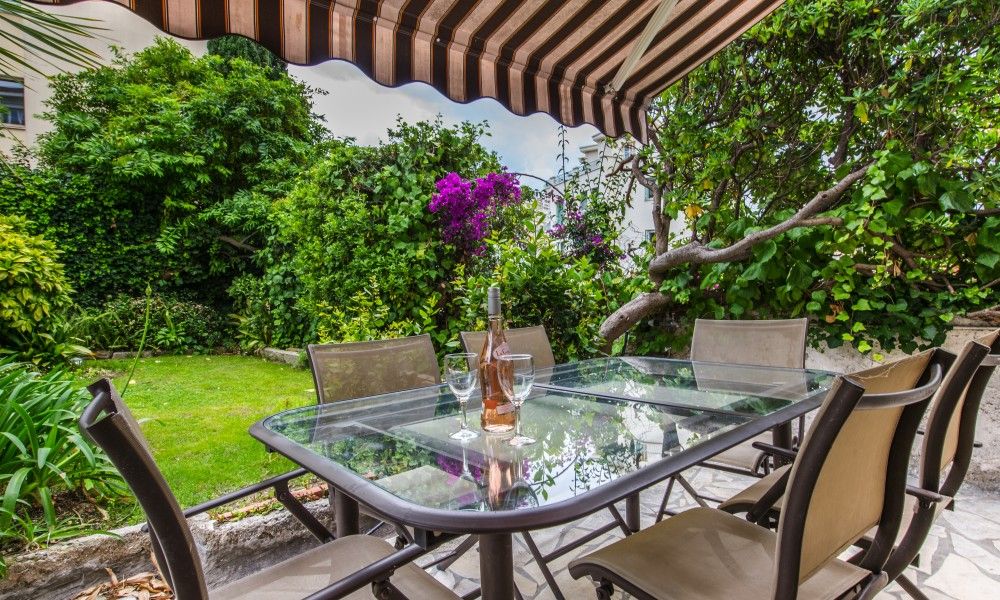 Geniet van de prive tuin van Elegant apartment in Nice, Provence, met een uitnodigend terras omringd door groene natuur.