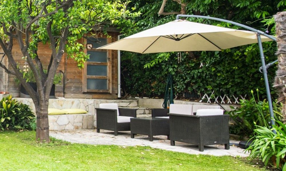 Elegant apartment in Nice, Provence met prive tuin en comfortabele lounge onder parasol.