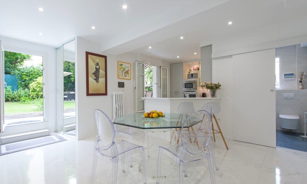 Elegant apartment in Nice met moderne keuken en zicht op prive tuin, ideaal gelegen op 2 minuten van de haven in Provence / Cote d'Azur.