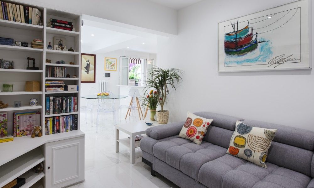 Elegant apartment in Nice, Provence met stijlvolle woonkamer en kunst aan de muur, op slechts 2 minuten van de haven.