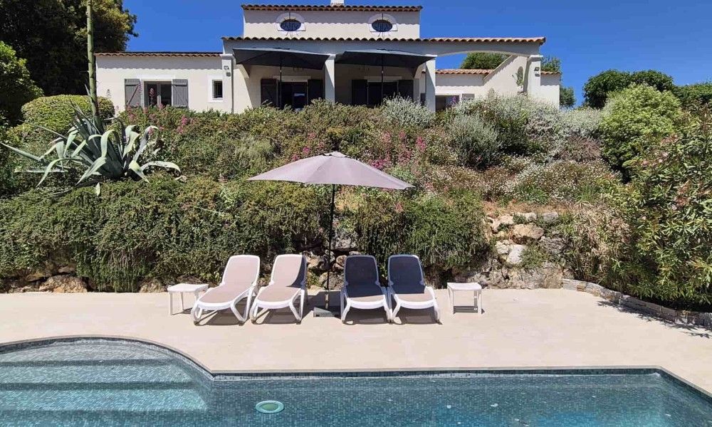 Villa Valbonne, vakantiehuis in Provence met privezwembad en groene veranda, 12 km van Cannes.