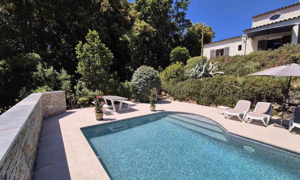 Luxe badkamer in Villa Valbonne, Provence, vakantiehuis met moderne douche en dubbele wastafel.