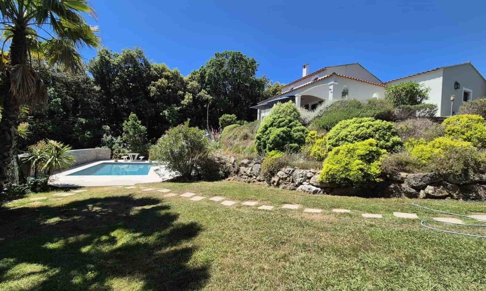 Geniet van de charmante veranda van Villa Valbonne, een vakantiehuis in het prachtige Valbonne, Provence met een privezwembad.