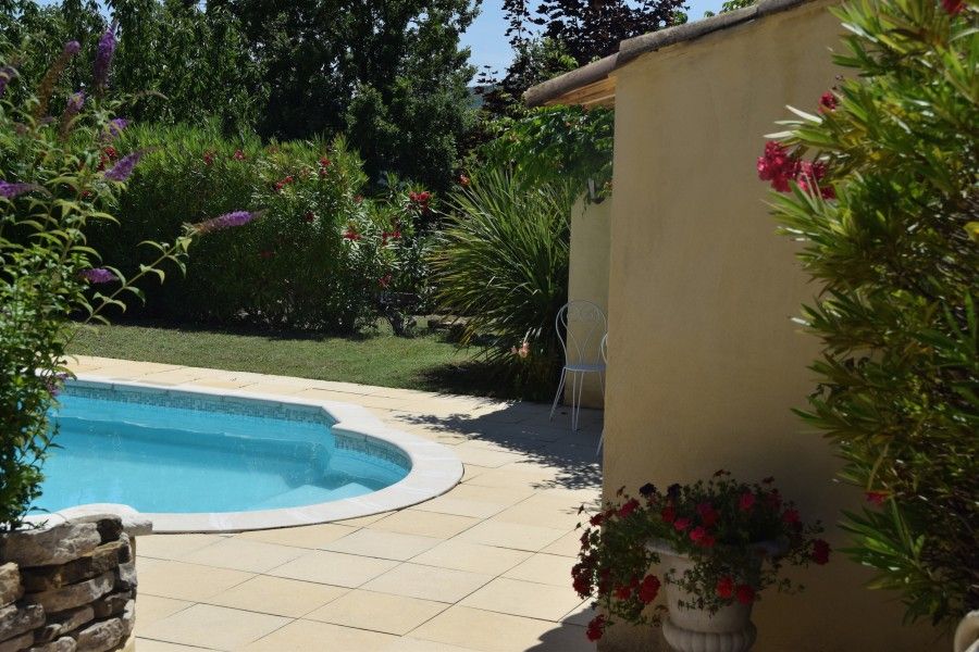 Geniet van de prive verwarmde zwembadervaring bij Villa Luberon in Pierrevert, Provence, perfect voor ontspanning in een vakantiehuis.
