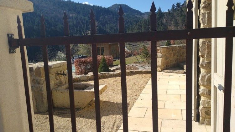 Geniet van het rustieke terras van Source bien-aimee, een vakantiehuis in Chaneac, Rhone-Alpes, met uitzicht op de omliggende natuur.