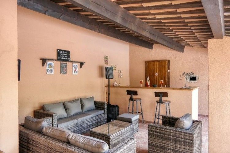 Ontspan in de stijlvolle lounge van L'Enclos du Soleil le Vent, een vakantiehuis in Saint-Paul-Trois-Chateaux, Rhone-Alpes, Frankrijk.