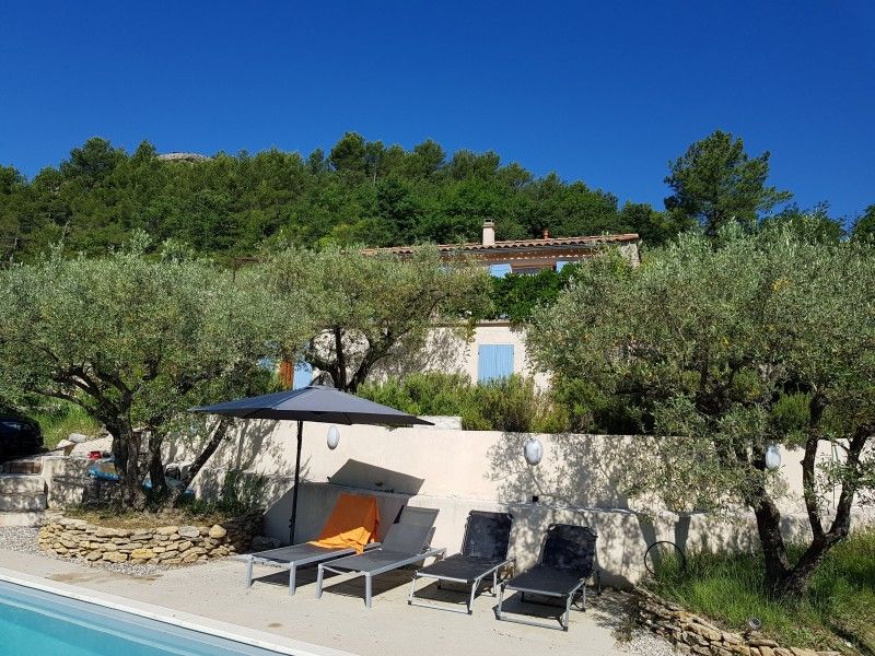 Ontspan bij het zwembad van Lodrem d'Angy, een vakantiehuis in de Drome Provencale, omringd door groene natuur en rust.