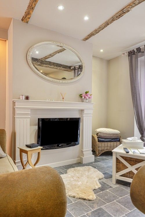 Gemuetliche Ecke in Bibi Tongeren, Tongeren, Limburg mit elegantem Kamin und bequemen Sitzgelegenheiten.