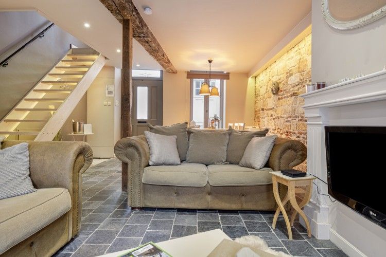 Stilvolles Wohnzimmer von Bibi Tongeren in Limburg, Belgien, mit einer gemuetlichen Sitzecke und rustikalen Elementen.