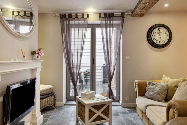 Blick aus dem Wohnzimmer von Bibi Tongeren in Tongeren, Limburg, mit Zugang zu einer schoenen Terrasse.