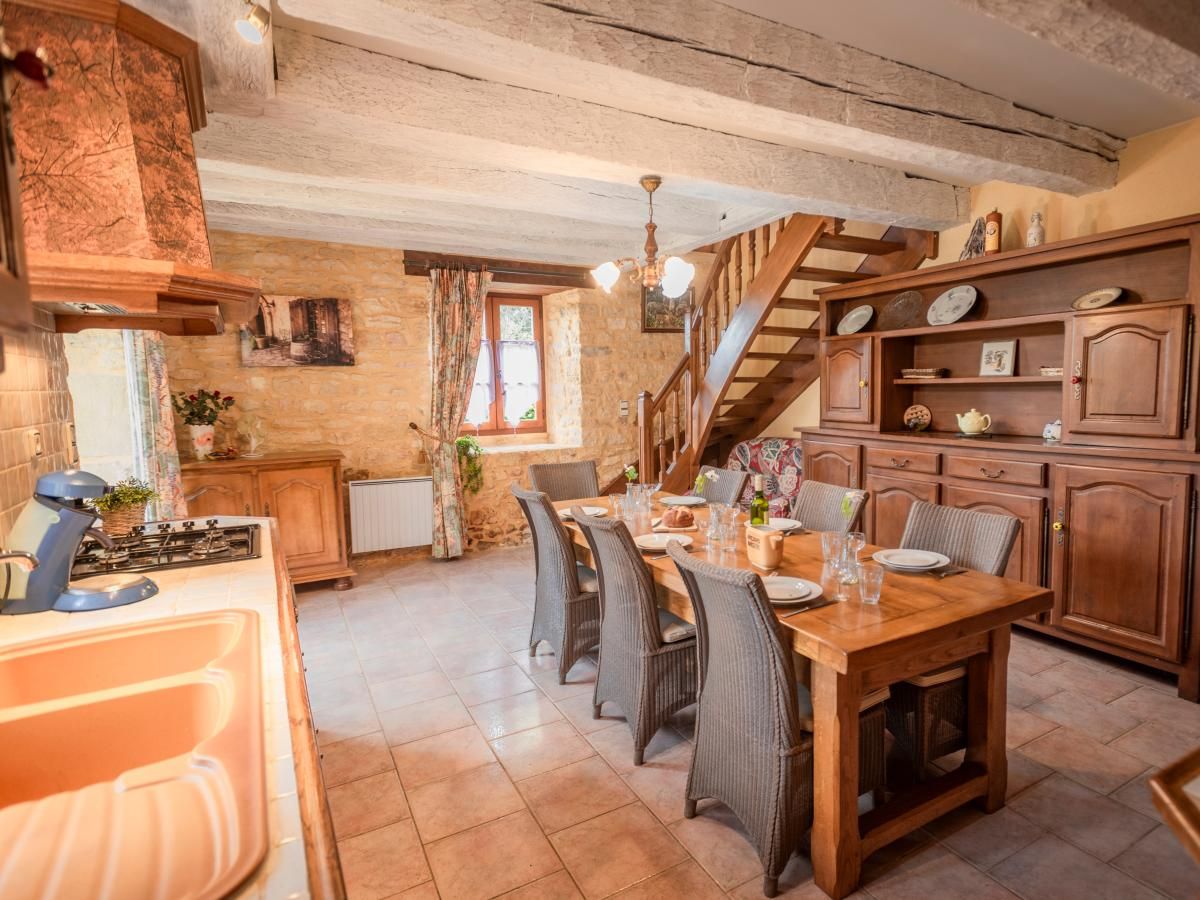 Gezellige eetruimte in Gite Le Croix du Notaire, vakantiehuis in Prats-du-Perigord, Aquitaine, Frankrijk, met rustieke charme.