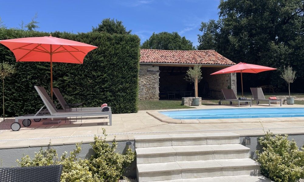 Geniet van het zwembad en terras bij Le Reve de Breuillac, een charmant vakantiehuis in Civray, Poitou-Charentes, Frankrijk.