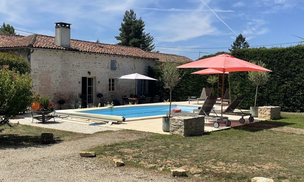 Ontspan bij het zwembad van Le Reve de Breuillac, een charmant vakantiehuis in Civray, Poitou-Charentes, Frankrijk.