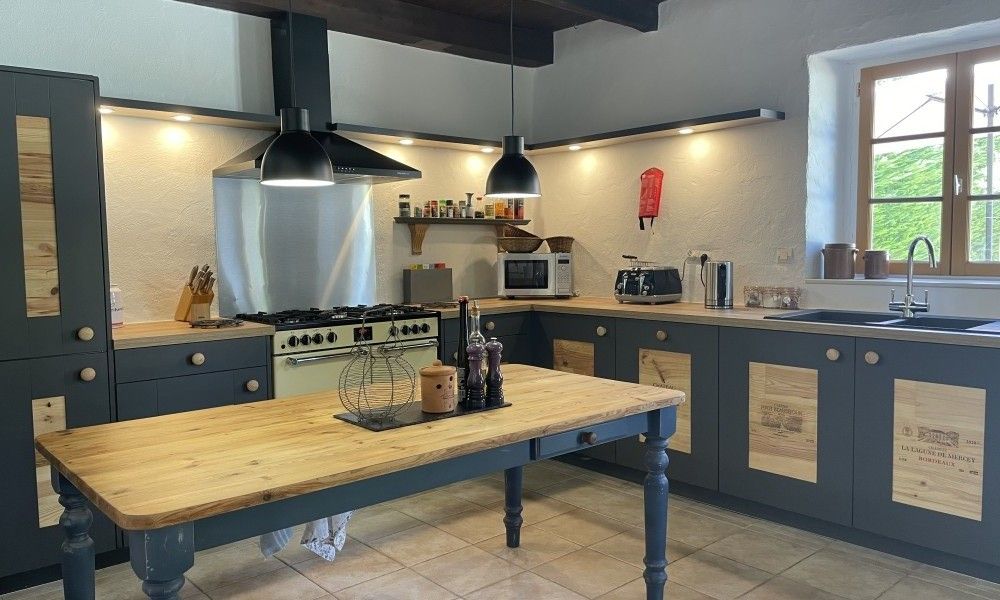 Moderne keuken in Le Reve de Breuillac, vakantiehuis in Civray, Poitou-Charentes, Frankrijk, ideaal voor culinaire liefhebbers.