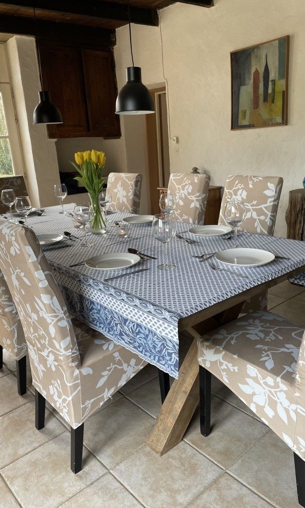 Gezellige eetkamer in Le Reve de Breuillac, vakantiehuis in Civray, Poitou-Charentes, Frankrijk, met stijlvolle inrichting.