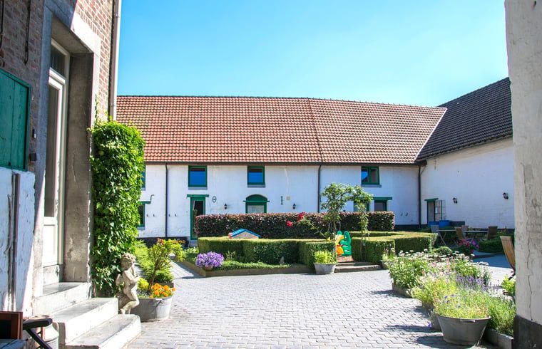 Ferienhaus in Herderen, Limburg: charmanter Innenhof mit gruenen Akzenten, ideal fuer einen entspannten Aufenthalt in Belgien.