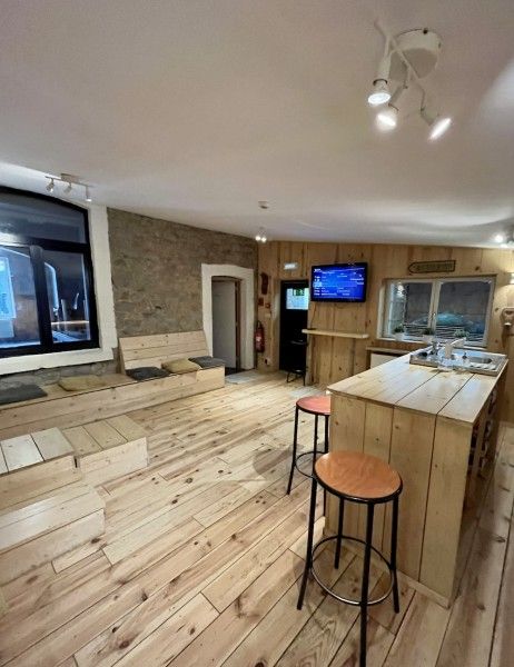 Gezellige woonkamer in Rochers de Sy vakantiehuis in Sy, Ardennen, Belgie.