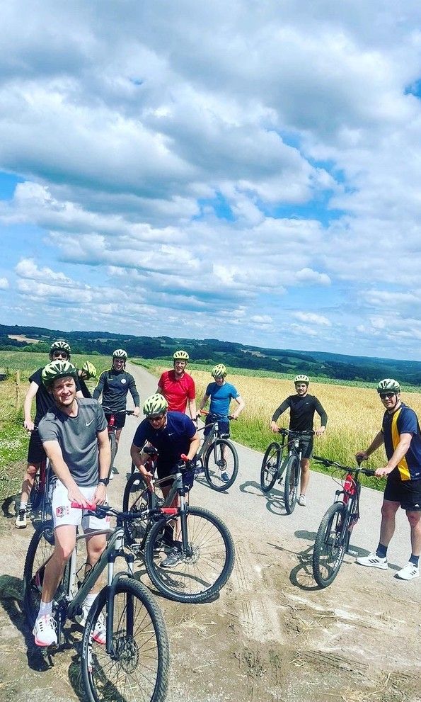 Groep vrienden bij Rochers de Sy vakantiehuis in Sy, Ardennen, Belgie.