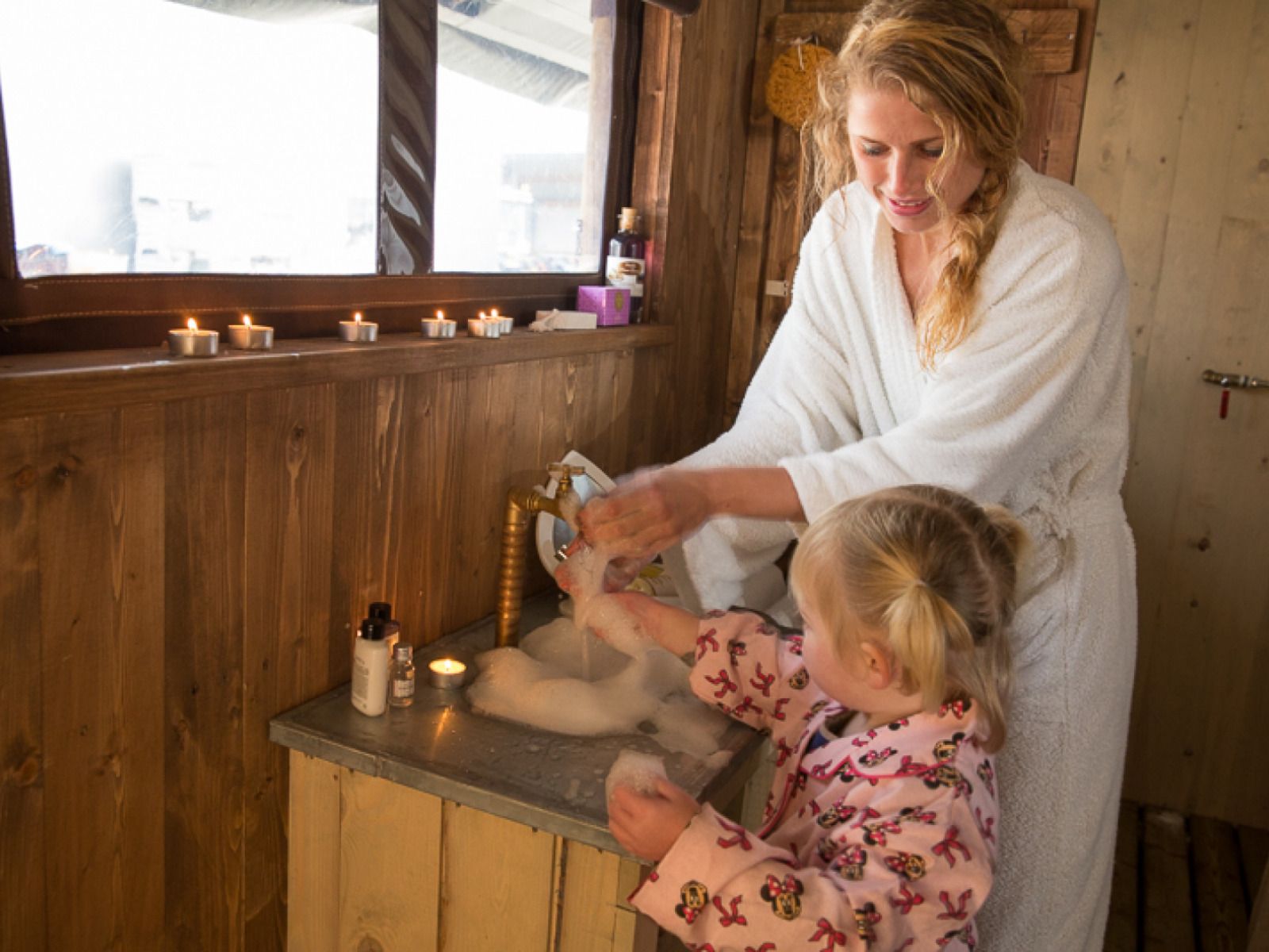 Geniessen Sie Luxus im "Tenthuisje" mit warmer eigener Dusche in Beccles, England - ideal fuer ein Glamping-Erlebnis.