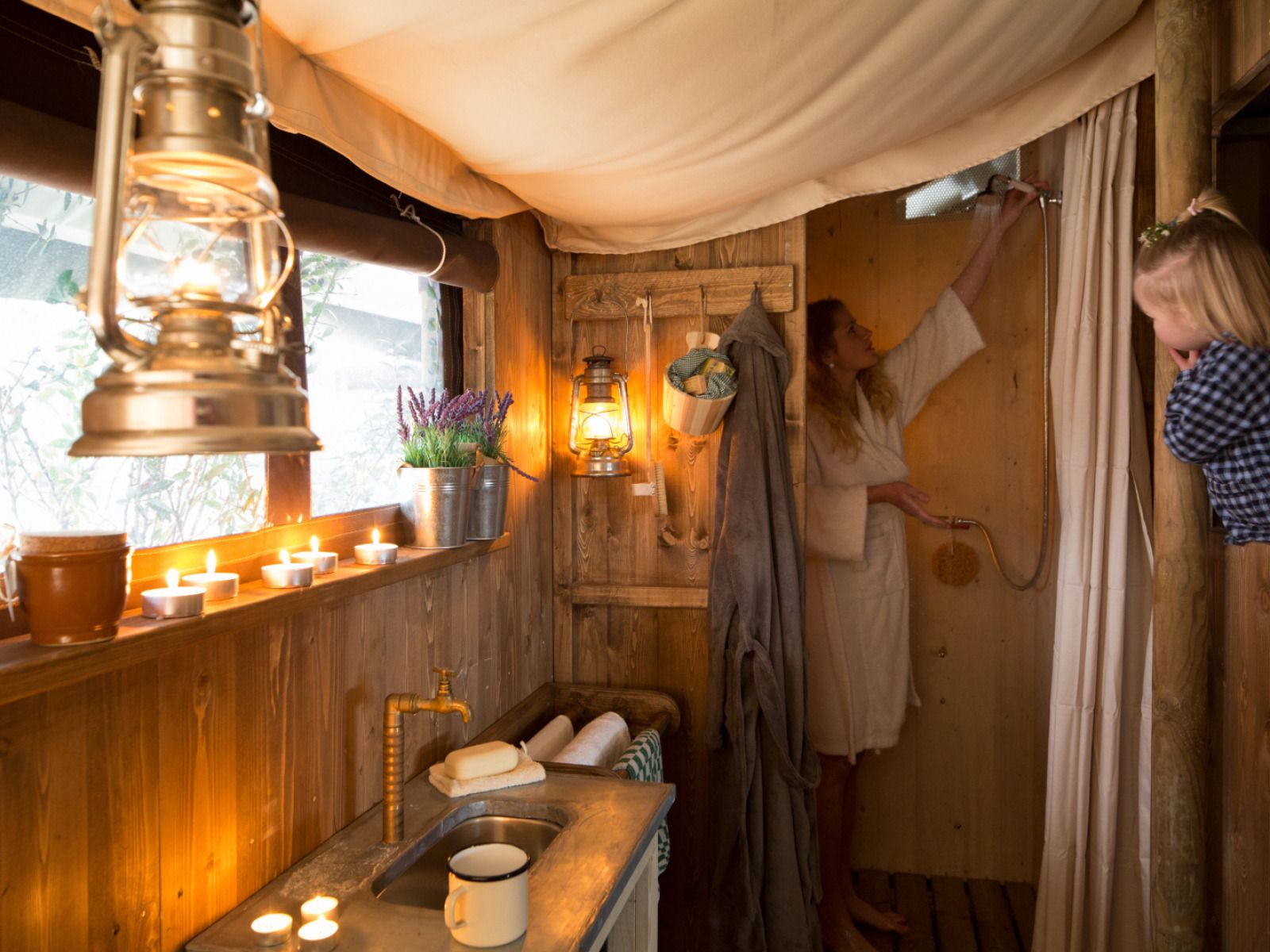 Geniessen Sie Luxus im "Tenthuisje" mit warmer Privatud in Beccles, England - ein einzigartiges Glamping-Erlebnis.