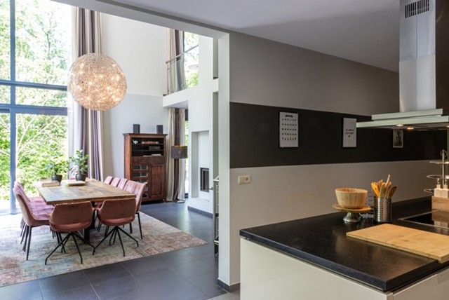 Moderne Kueche und Esszimmer im Ferienhaus La Roche Durbuy, Durbuy, mit viel Tageslicht.