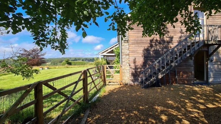 Landelijk uitzicht vanaf het terras van La Terre Ferme vakantiewoning in Houffalize, Ardennen, Belgie.