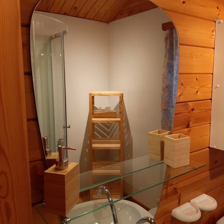 Stijlvolle badkamer met spiegel en houten accenten in Chalet 't Musje, Weris, Ardennen.