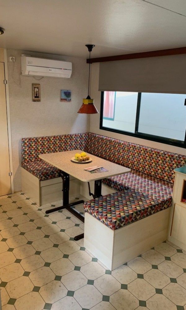 Gezellige eetruimte in Comfort campingchalet Paradiso 028, Toscane, dicht bij zee in Viareggio, Italie.