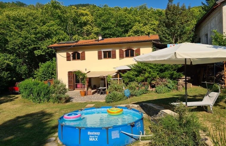 Ontspan bij het zwembad van Vakantiehuis in Mulazzo, Toscane, omringd door de groene natuur van Italie.
